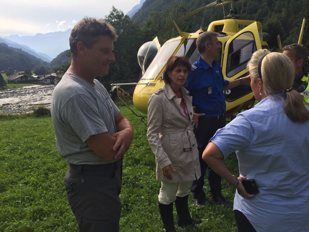 Bundesrätin Doris Leuthard macht sich in Bondo ein Bild.