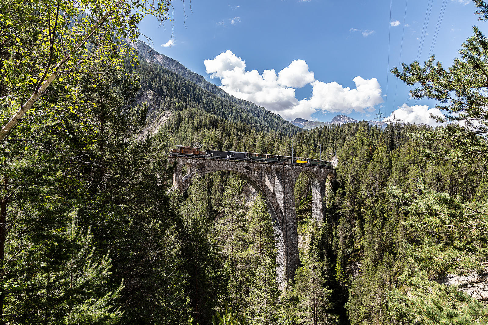 Der Nostalgiezug auf dem Wiesnerviadukt. PRESSEBILD