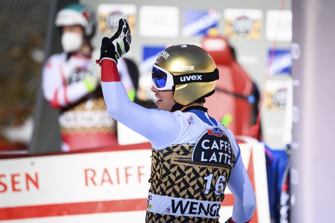 Das letzte Mal im Profi-Rampenlicht: Carlo Janka bringt sein letztes Rennen nicht ins Ziel, wird dennoch jubelnd von den Fans empfangen.