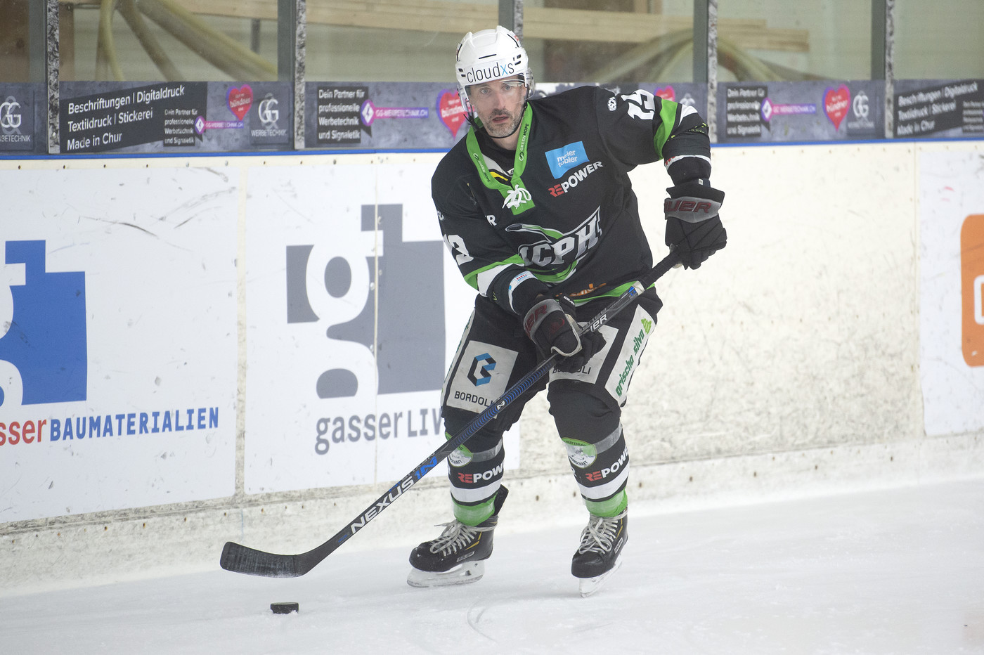 Am Puck: Andreas John vom HC Prättigau-Herrschaft führt die Scheibe ins Angriffsdrittel. 
