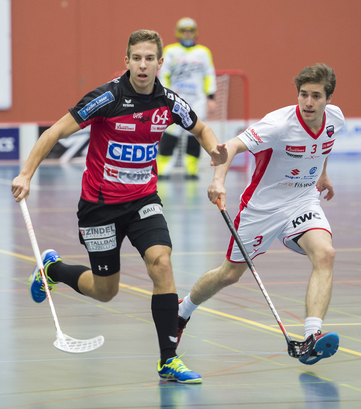 Neuzugang: Lukáš Veltšmíd (links) spielt 2015 seine erste Saison mit dem UHC Alligator Malans, im Bild duelliert er sich mit Stefan Castrischer von Floorball Köniz.