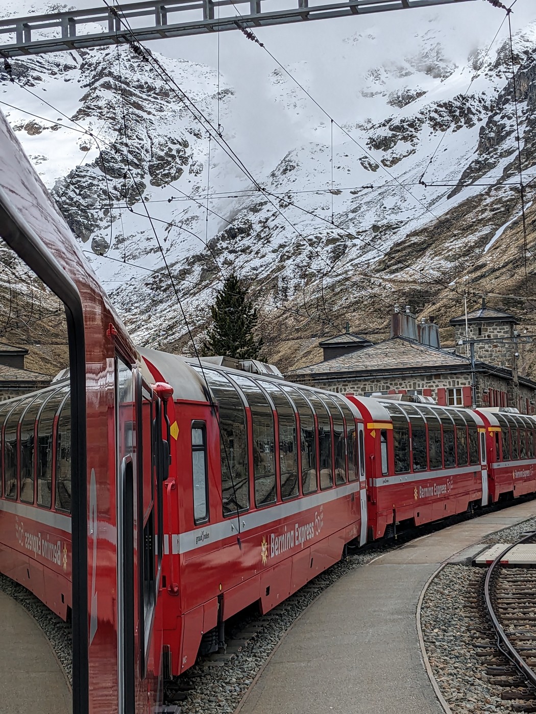 Schaden entstanden: Die Fahrleitung hat den Zug beschädigt.