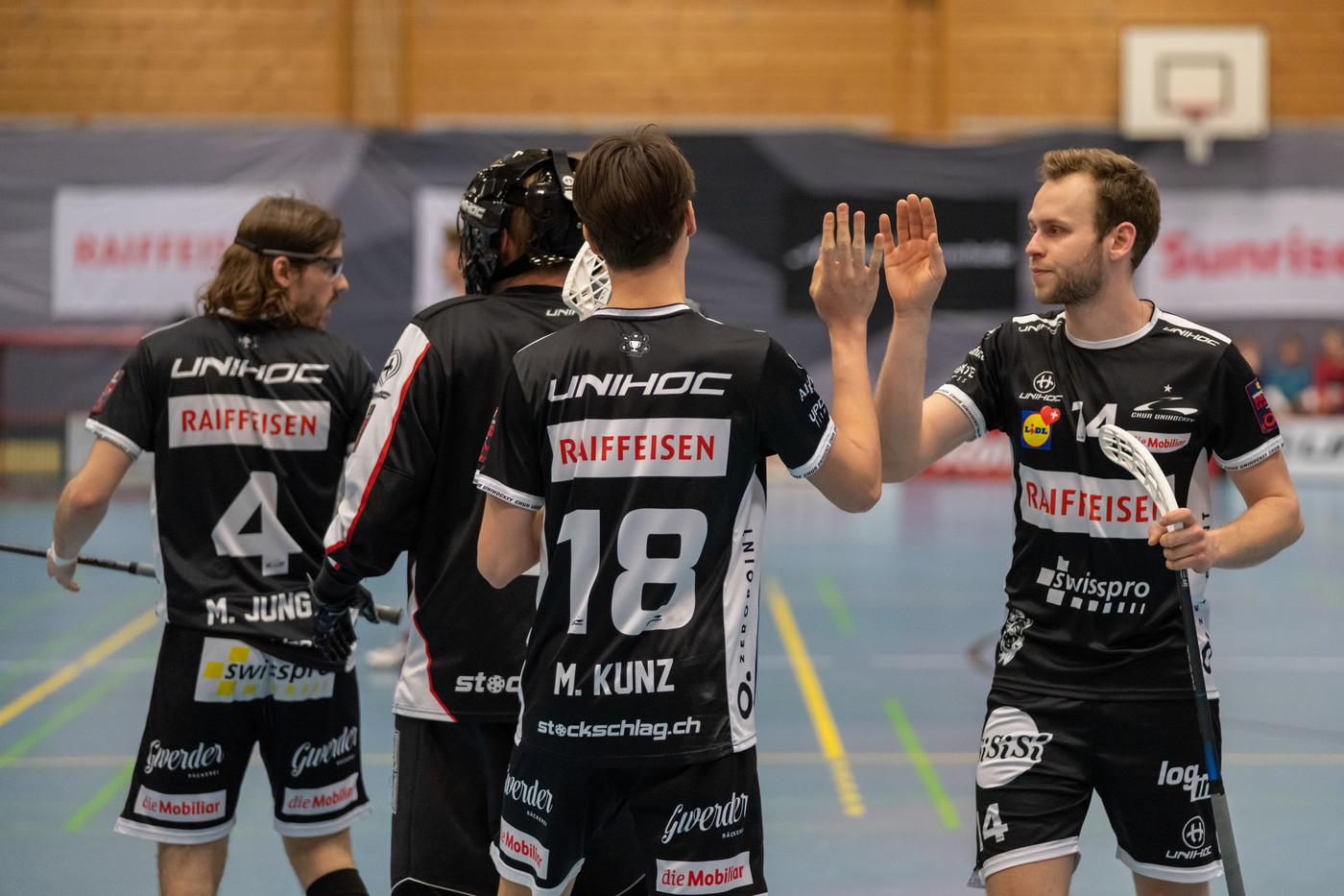 Churer Power: Dario Decasper (rechts), Mario Kunz (mitte), Mario Jung (links) und Goalie Marco Hutter feiern einen Churer Treffer.