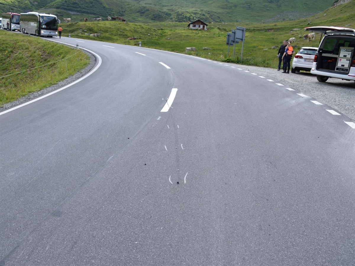 Reifenspuren des Velos: Der Velofahrer geriet bis auf die Gegenfahrbahn.

