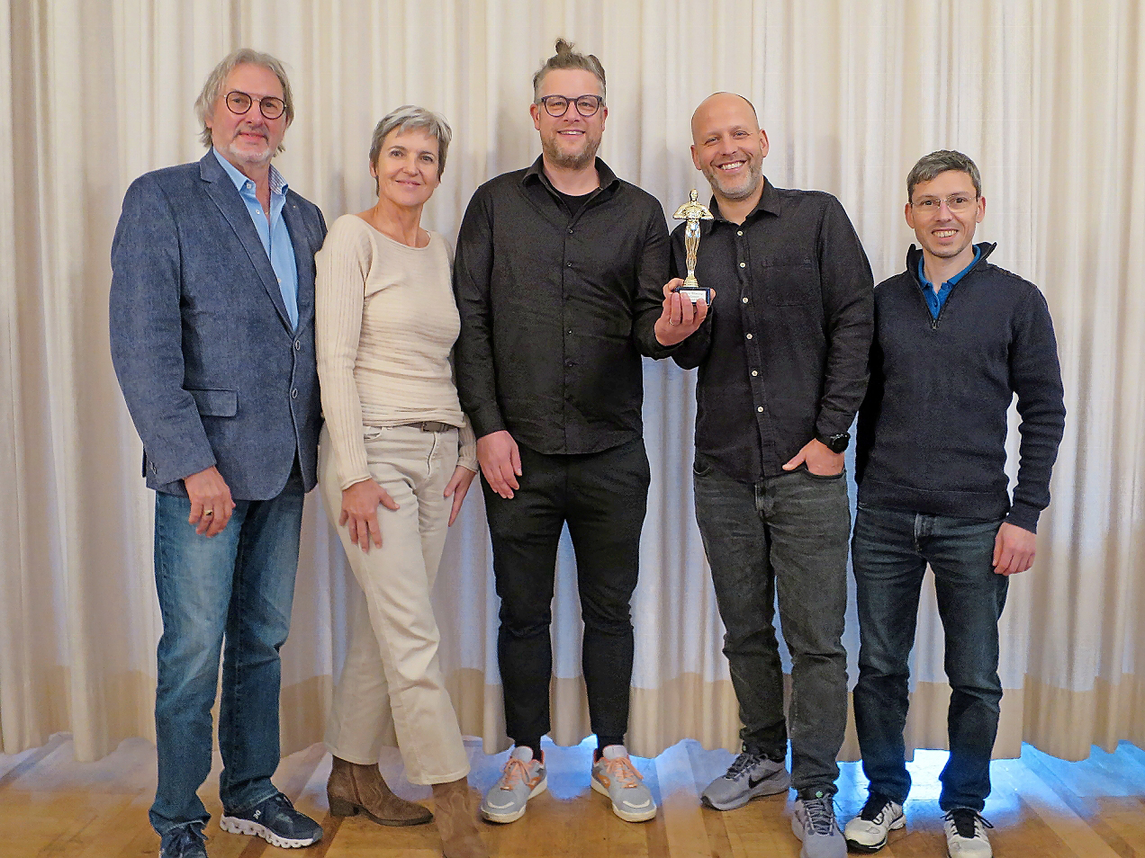 Ehrung der Pioniere: Rotary-Gemeindienstleiter Ruedi Schwitter (von links), Rotary-Projektverant­wortliche Marianne Dürst Benedetti, Leiter Verein Höhnenzug und Projektleiter «Ufzgi und Sport Glarnerland» Samuel Gallati und Tobias Baumann sowie Kiwanis-Präsident Hans Schubiger.