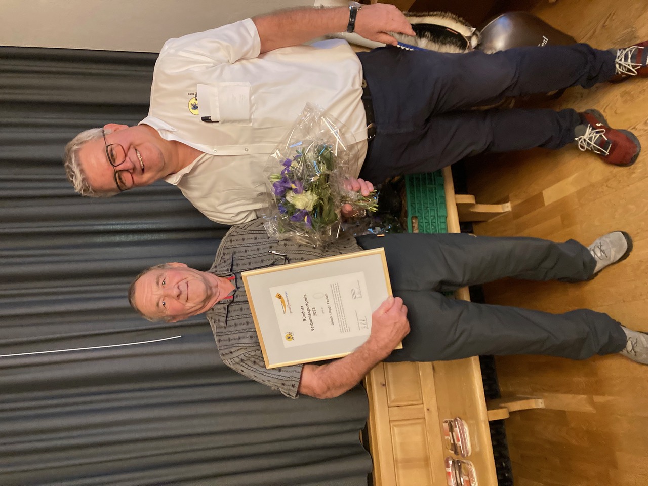 Geehrt: Benno Patt (rechts) überreicht dem aktuellen Veteranen-Obmann Jakob «Jogg» Fausch aus Seewis den Bündner Verbandssportpreis.