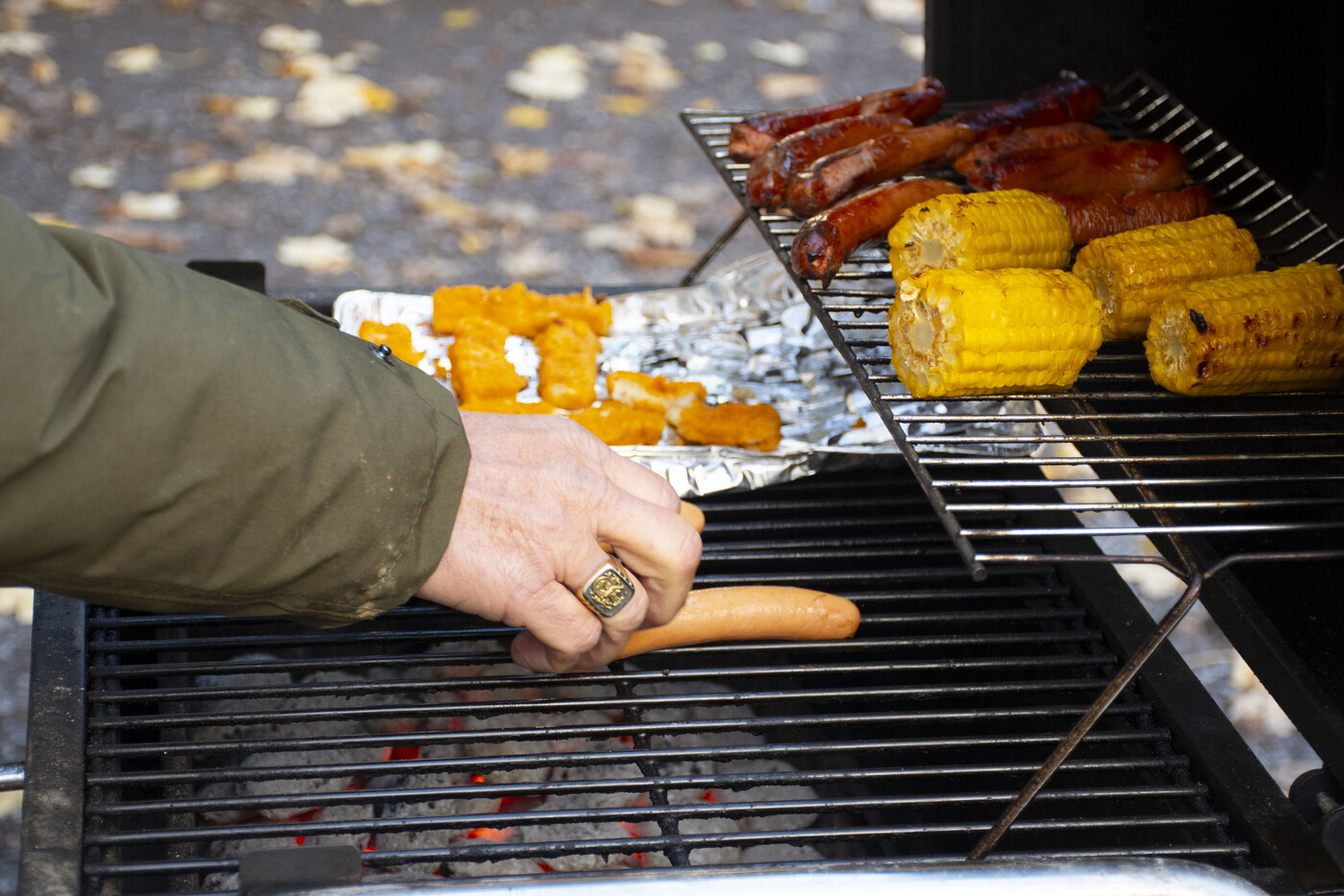 Die Fischstäbchen wurden von Ueli dem Grillassistenten mitgebracht, die Würste und Maiskolben hat Grillmeister Jürg Oschwald gekauft.