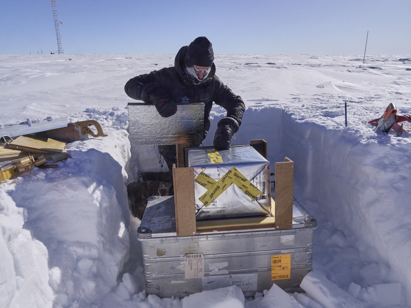 Der Schneeblock wird noch im Feld in die Metamorphosebox eingepasst. Der Block liegt auf der Heizplatte, rund herum schiebe ich Isolationenpanele ein. Zum Schluss kommt die Deckelheizplatte drauf, und der Block ist gut geschützt für den kurzen Skidoo Transport in das EPICA-Lager, wo das Experiment laufen wird. 