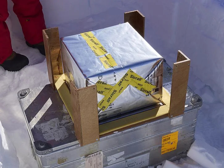 Der fertig in Folie eingepackte Schneeblock. Obwohl es sich um ein sehr klebefreudiges Klebeband handelt, das auch bei -20°C noch gut klebt, muss ich es bis kurz vor dem Aufbringen in der warmen Jacke lagern, schnell aufbringen und mit baren Händen kurz andrücken.