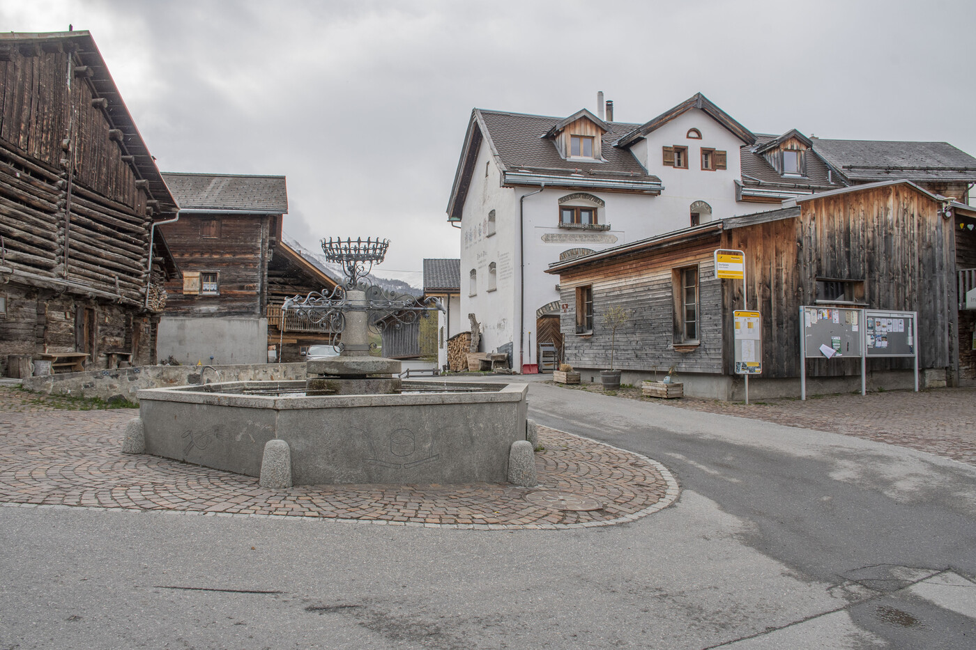 Ein lebendiges Dorf: Der Dorfplatz mit seiner Plakatwand,… 