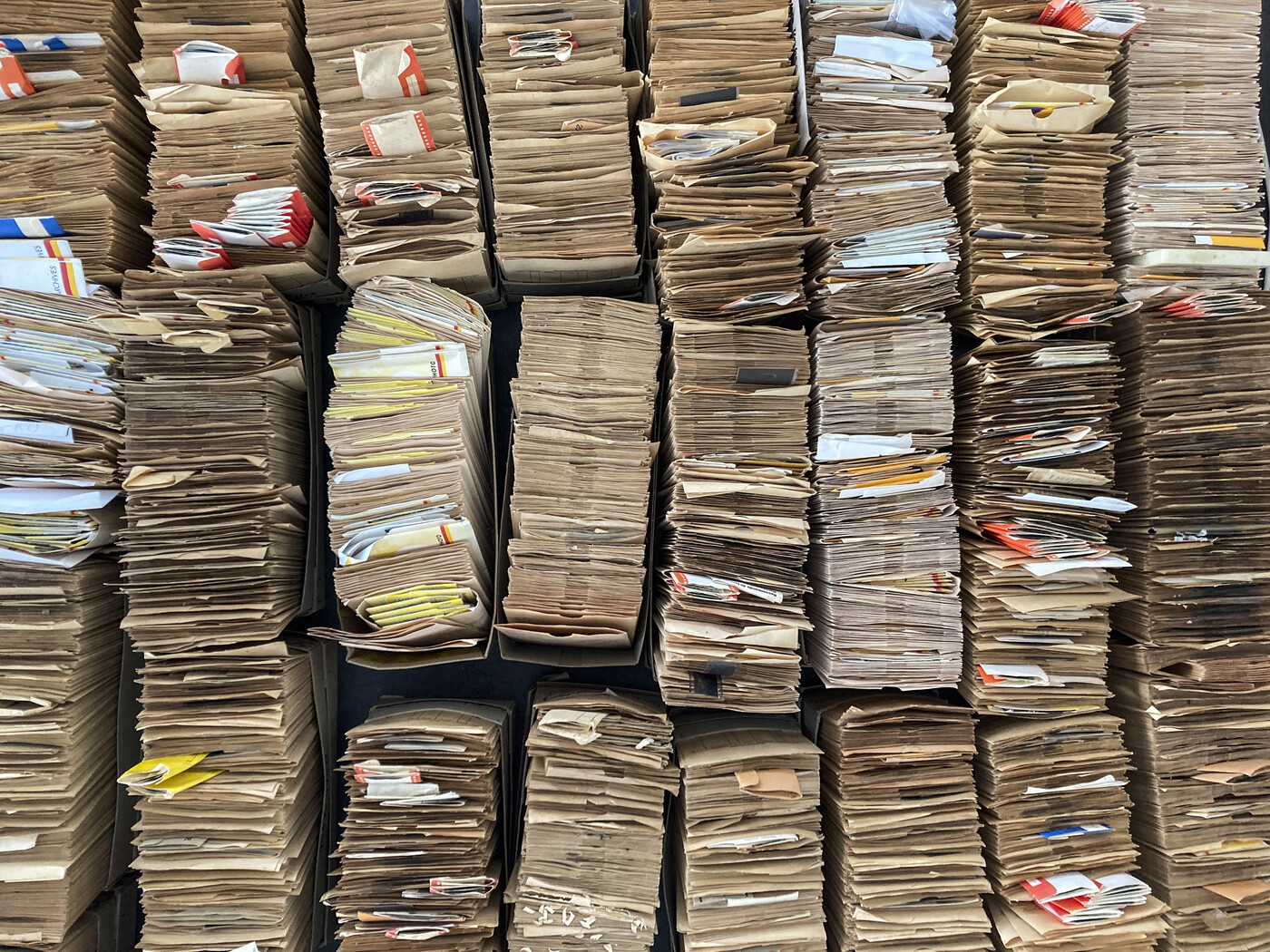 Die rund 10 000 Porträts auf Acetat-Trägermaterial sind nur ein kleiner Teil des Bestandes Foto Guler (Thusis). 