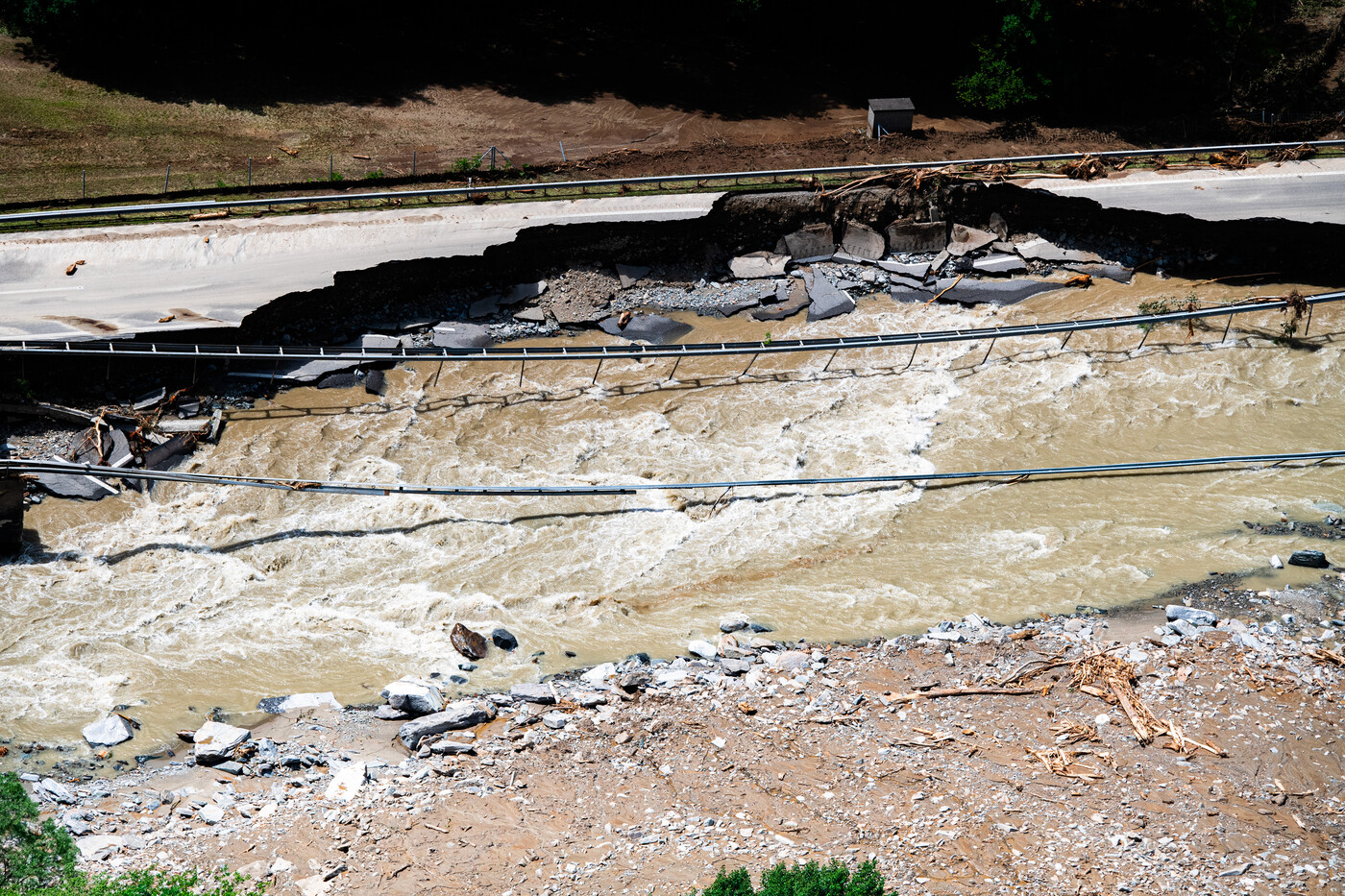 Wassermassen: Die Brücke der A13 wurde in Mitleidenschaft gezogen.