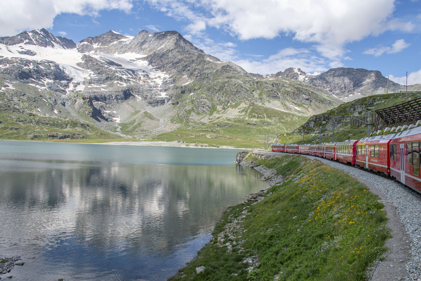 Aussichtsreich: Die Strecke von Chur nach Tirano lädt zum Blick aus dem Fenster, so zum Beispiel hier entlang des Lago Bianco.
