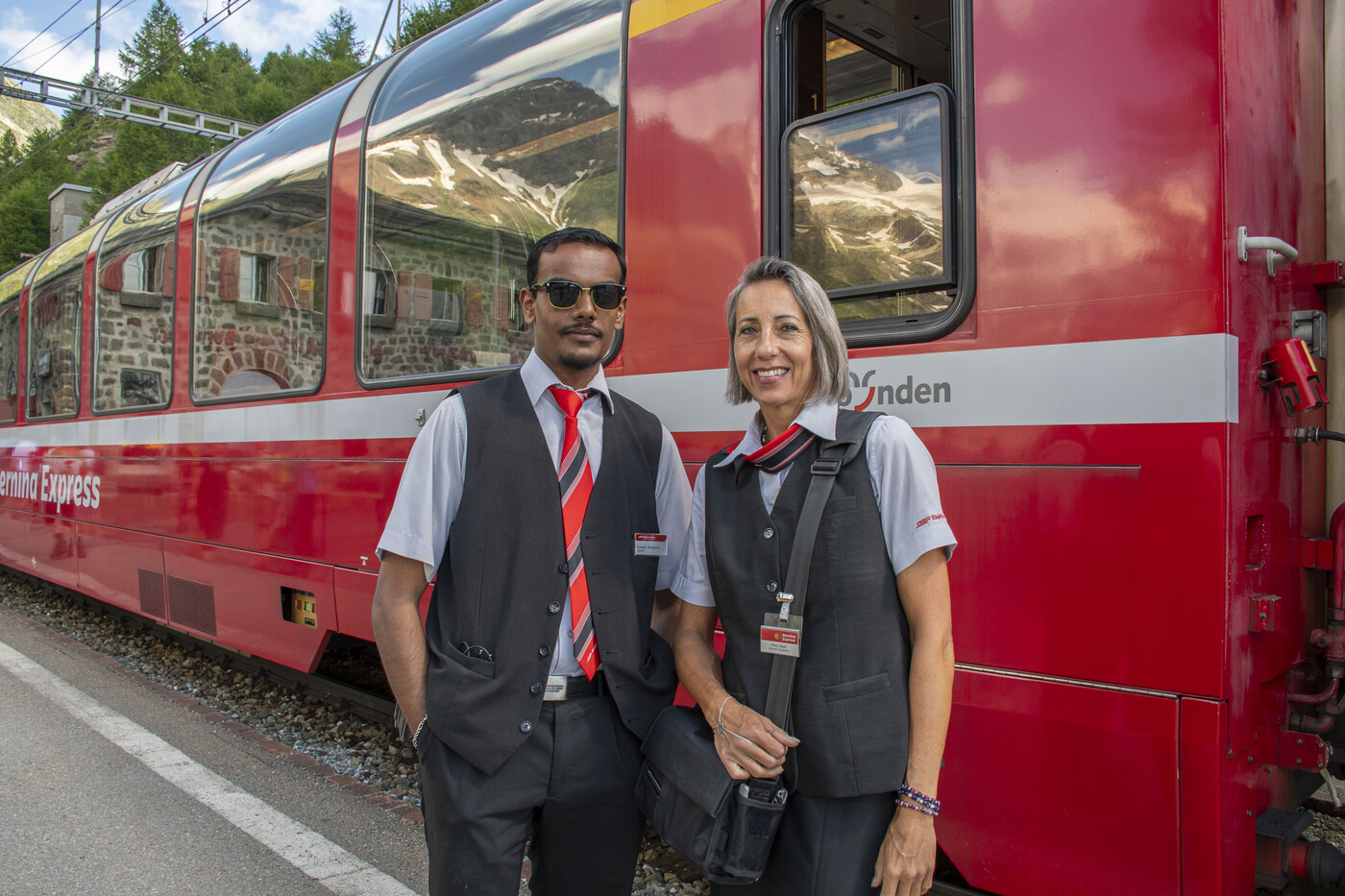 Teamarbeit: Zugbegleiter Sujevan Sivakumar und Zugchefin Petra Staub beim Stopp auf der Alp Grüm.