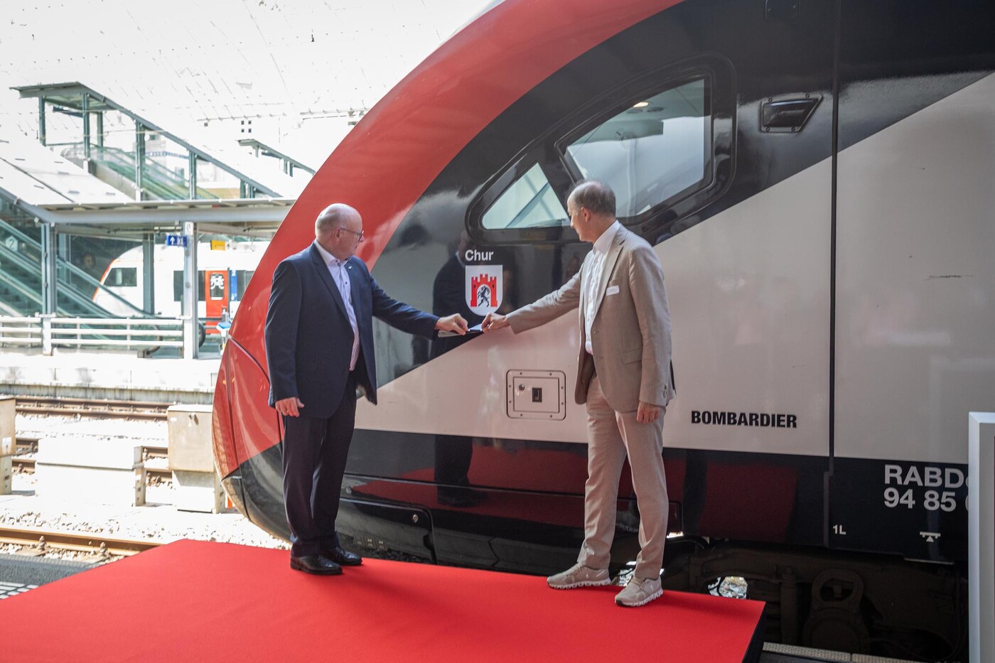 Feierlicher Anlass: SBB-CEO Vincent Ducrot und Stadtpräsident Urs Marti taufen die «Chur».