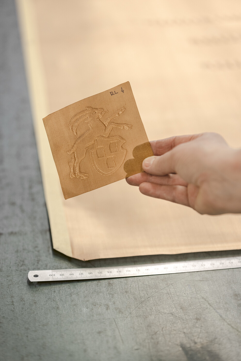 Ein geprägtes Bronzesieb. In der Papierherstellung formt sich daraus das Wasserzeichen.
