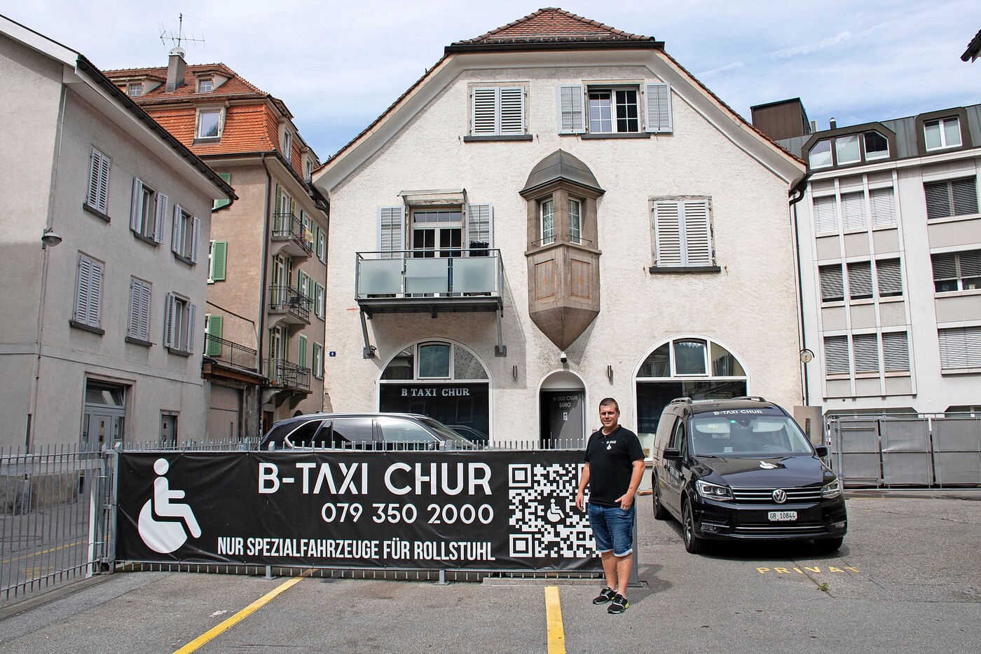 Reto Lardi koordiniert alles in der Zentrale im Welschdörfli in Chur – einem Ort, der eigentlich für laute Musik, viel Alkohol und wilde Partynächte bekannt ist.