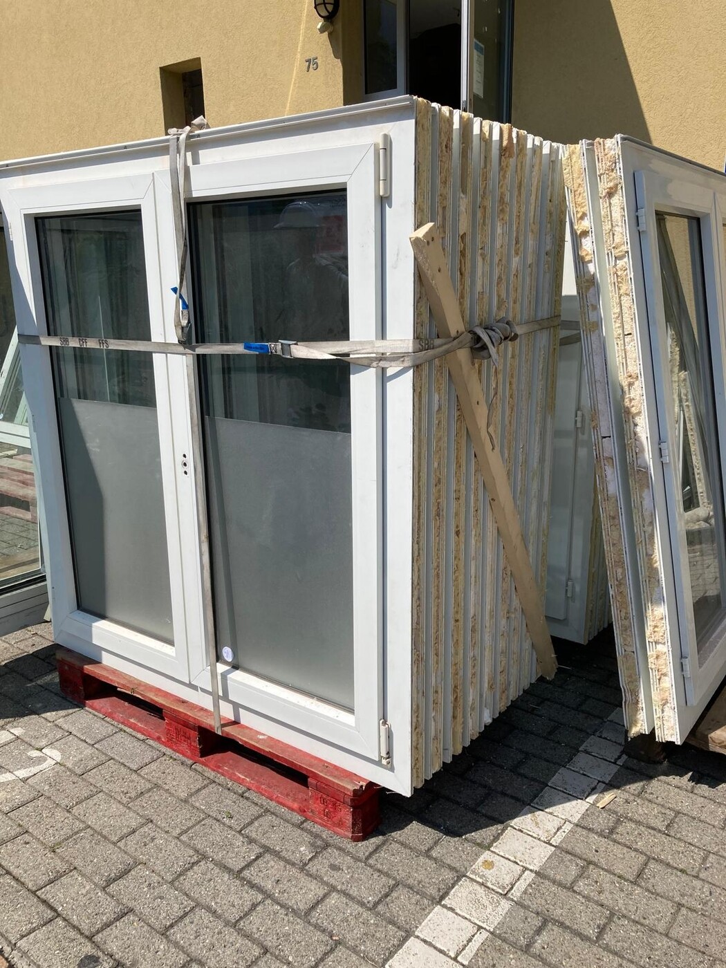 Die Fenster warten hier auf ihren Weitertransport.