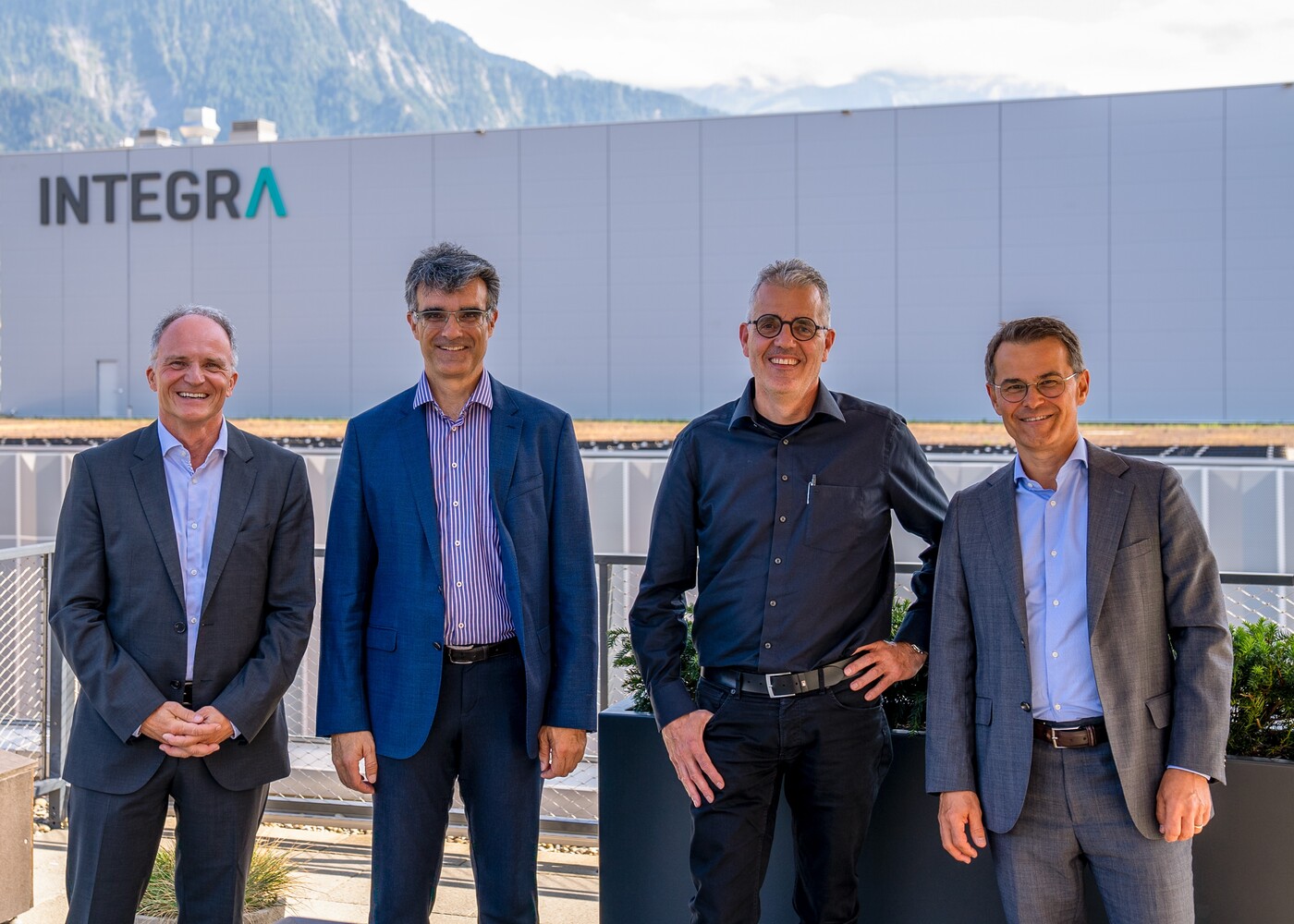 Bei der offiziellen Eröffnung des Integra Campus dabei: Integra-Biosciences-CEO Urs Hartmann, der Bündner Volkswirtschaftsdirektor Marcus Caduff, Gian Fanzun, Partner beim verantwortlichen Architekturbüro Fanzun AG, sowie Adrian Oehler, Präsident und CEO der Integra Holding (von links).