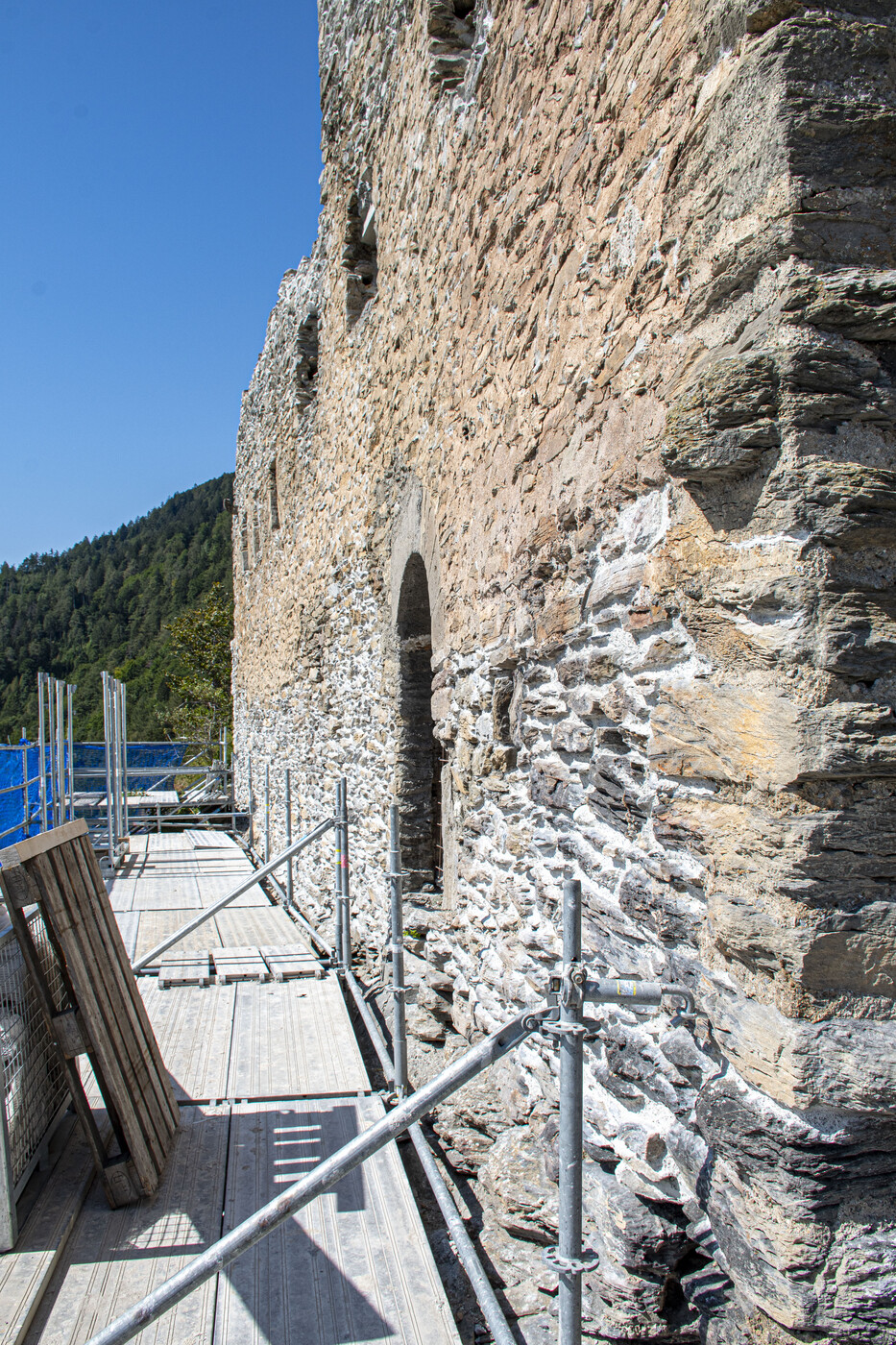 Schwindelerregend: Wo sich momentan das Baugerüst befindet, war ursprünglich der Zugang zur Burg, deren Eingang sich rechts beim Torbogen befand.