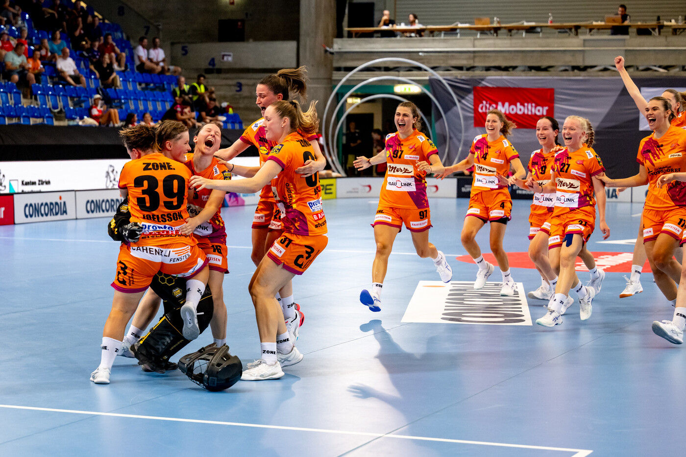 Jubel nach dem Finaleinzug: Nach dem Penaltyschiessen lässt sich Torhüerin Ronja Florin von ihren Churer Teamkolleginnen feiern.