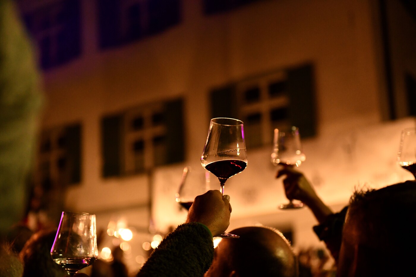 Egal ob Weisswein, Rotwein, Bierchen oder lieber ein Cocktail: Angestossen wird in Malans bis spät in die Nacht.