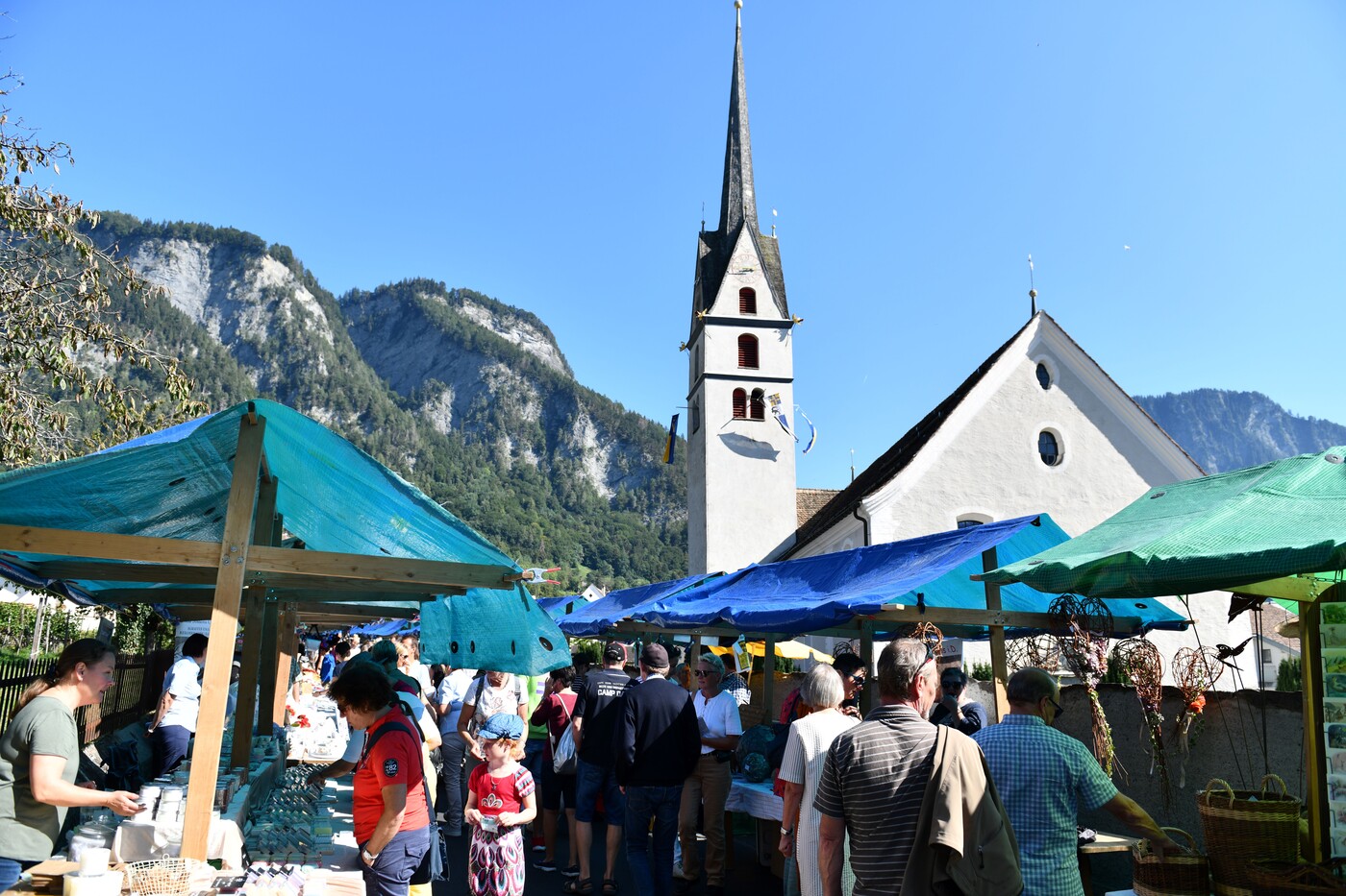 Mitten im Dorf: Ein kleiner Markt gehört traditionell zum Weinfest dazu.