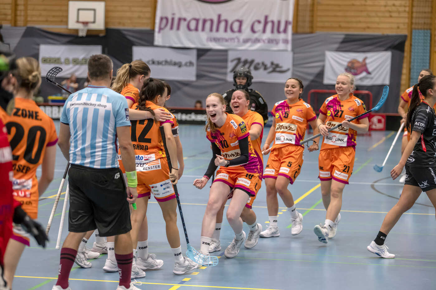 Gelungenes Comeback: Trotzdem Niederlage feiert Vanessa Koch (Mitte) mit zwei Treffern eine tolle Rückkehr ins Team von Piranha Chur.