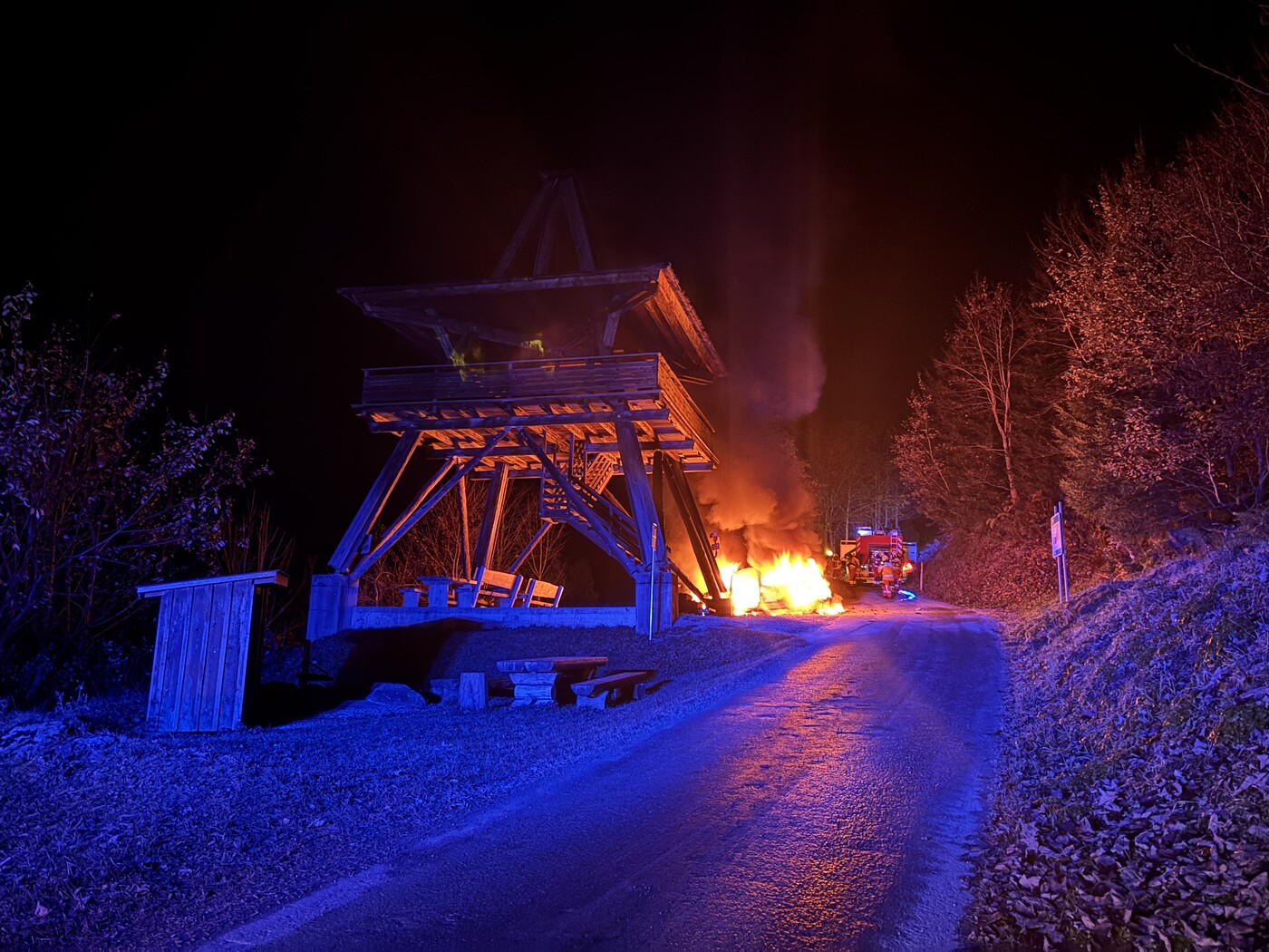 Die Feuerwehr löscht das brennende Auto neben dem Aussichtsturm auf dem Schwanderberg.