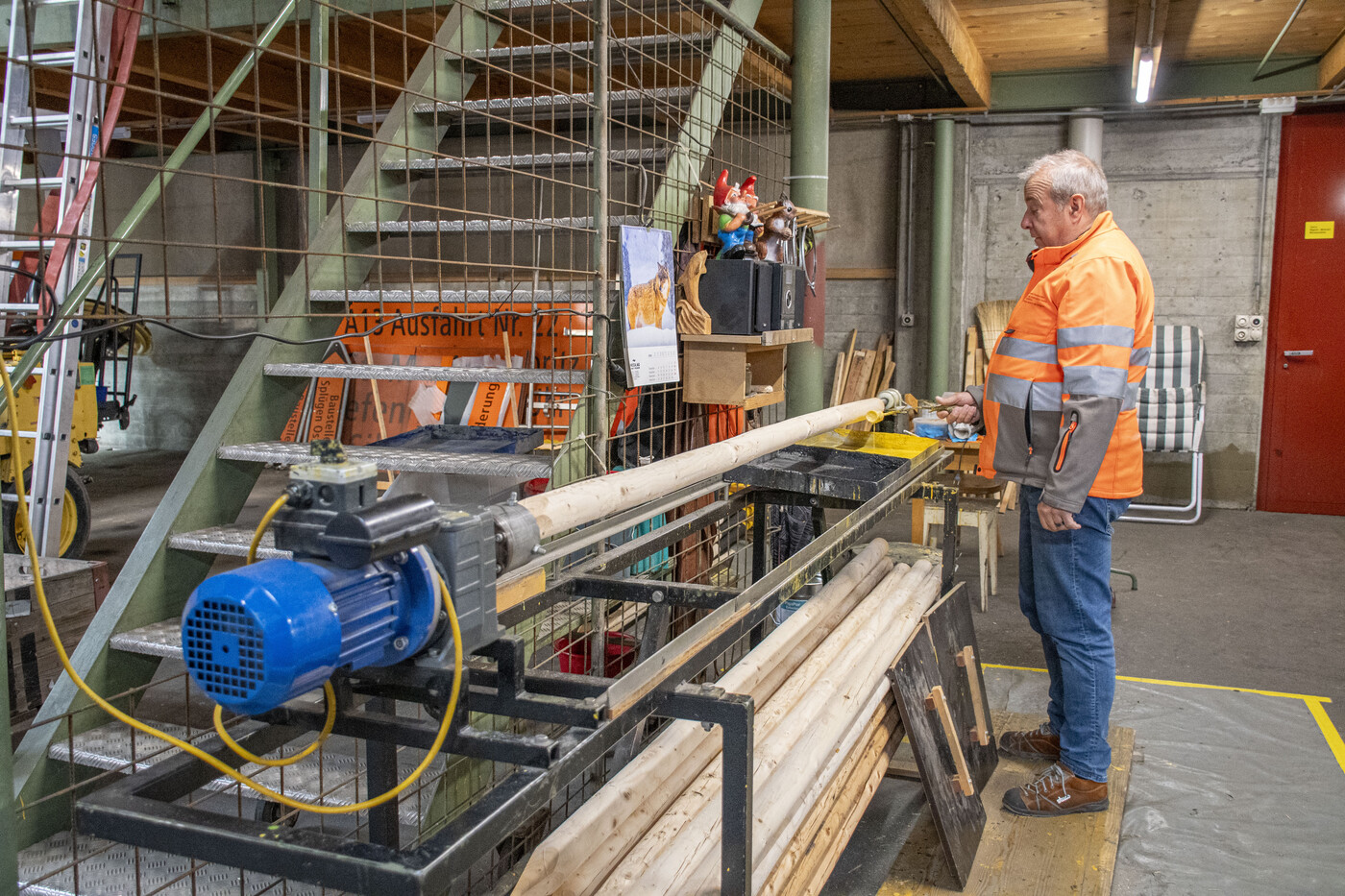 Gelb-schwarz-gelb: Bevor die neuen Schneestecken zu ihrem Einsatzort kommen, werden sie mithilfe dieser selbst konstruierten Rotationsmaschine angemalt.