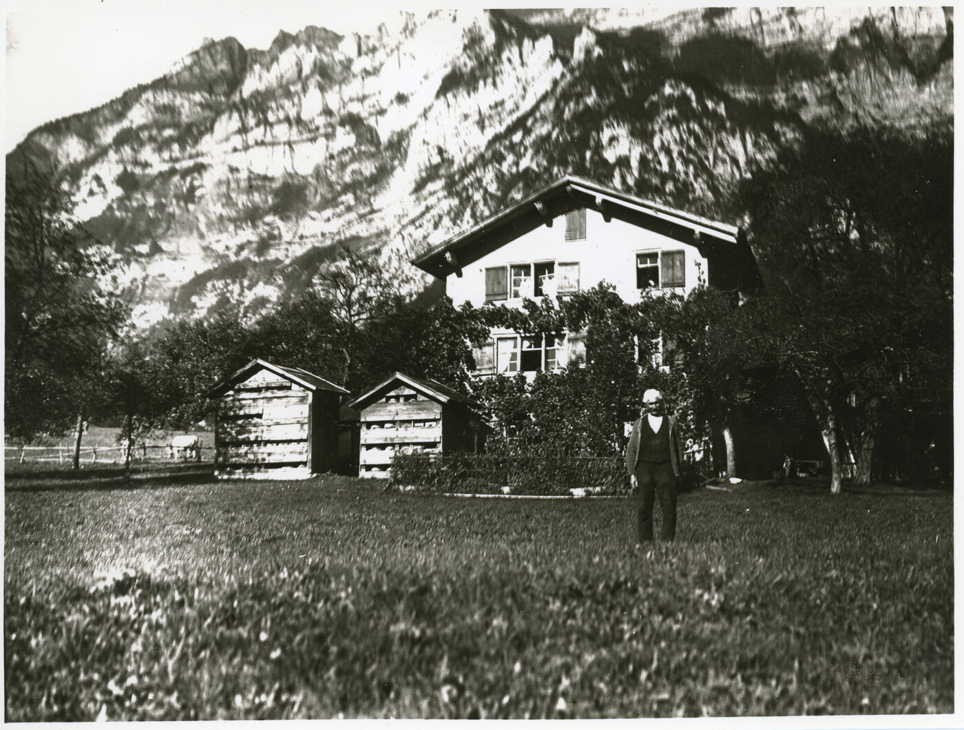 Die Dorfbewohner von Riedern wollen, dass man den oder die Mörder findet – ein Wort des Bedauerns über Andreas Stüssis Tod findet man aber kaum eines. Das Bild zeigt das Stüssihaus im Jahr 1906. Ob der Mann auf dem Bild ein Verwandter des Toten ist, ist unklar, denn in Riedern hiessen sehr viele Leute Stüssi. 
