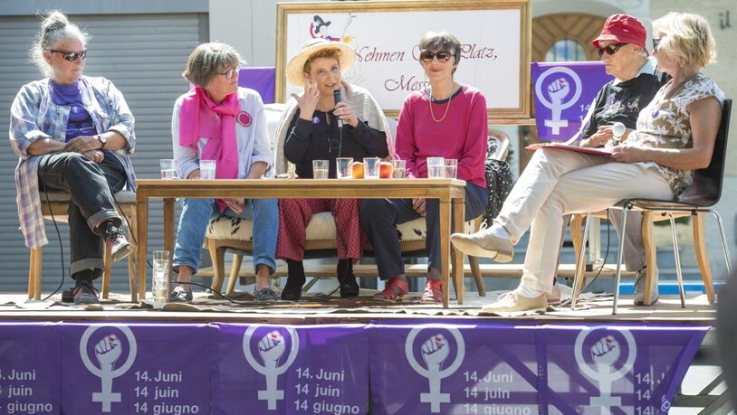 Podium zum Frauenstreiktag anlässlich der Landsession des Grossen Rates in Pontresina.