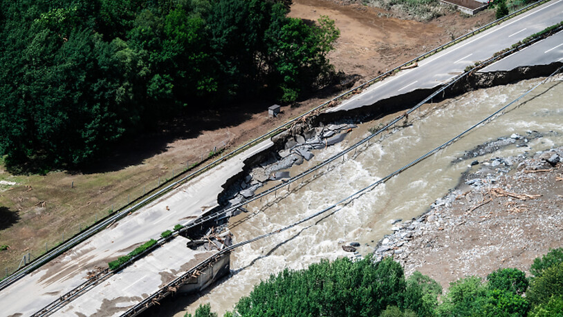 Mitgerissen: Die Autobahn A13 im Misox zum San-Bernardino-Pass wurde vom Fluss stark beschädigt.