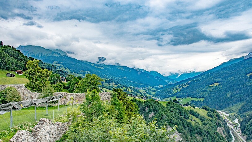 Von Castels aus hat man einen herrlichen Blick ins Prättigau. 