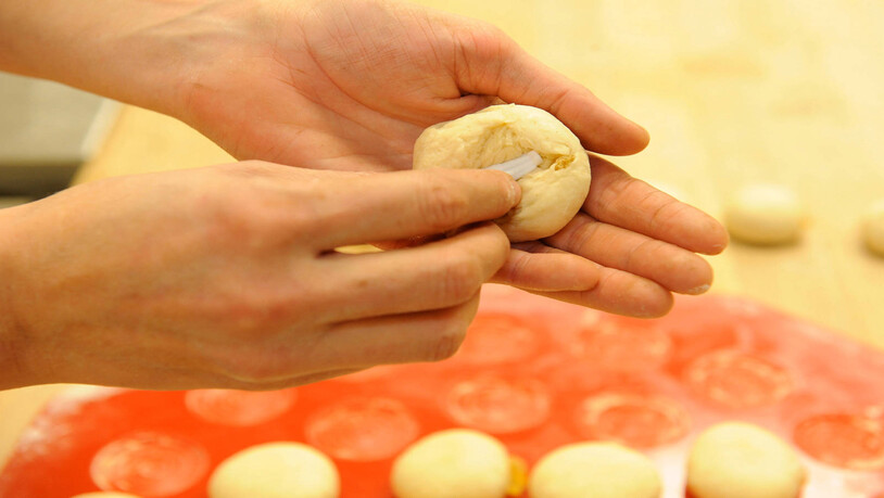 Danach werden einzelne Brötchen geformt und in einem ein König oder wie früher eine Bohne oder Sultaninen «versteckt».