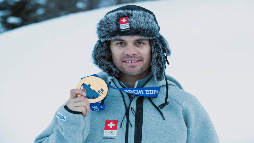 Sandro Viletta posierte wenige Tage nach seinem Erfolg im Februar 2014 mit seiner Goldmedaille in seinem Heimatdorf La Punt Chamues-ch.