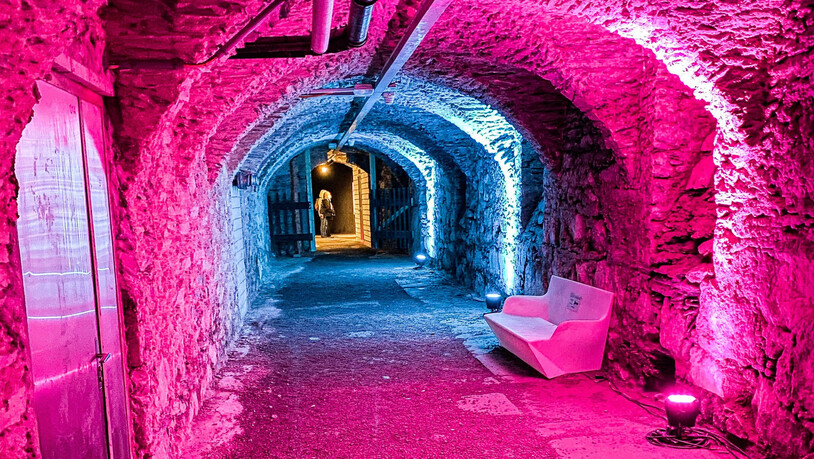 Start des Rundgangs: Im Alten Bad Pfäfers beginnt die Lichterausstellung mit ersten Installationen.