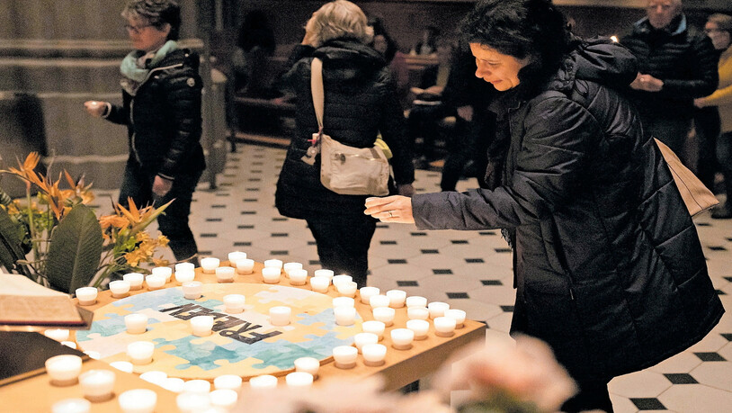  Friedensgebete: Insgesamt rund 300 Glarnerinnen und Glarner beten in der Glarner Stadtkirche für ein baldiges Ende des Krieg in der Ukraine.