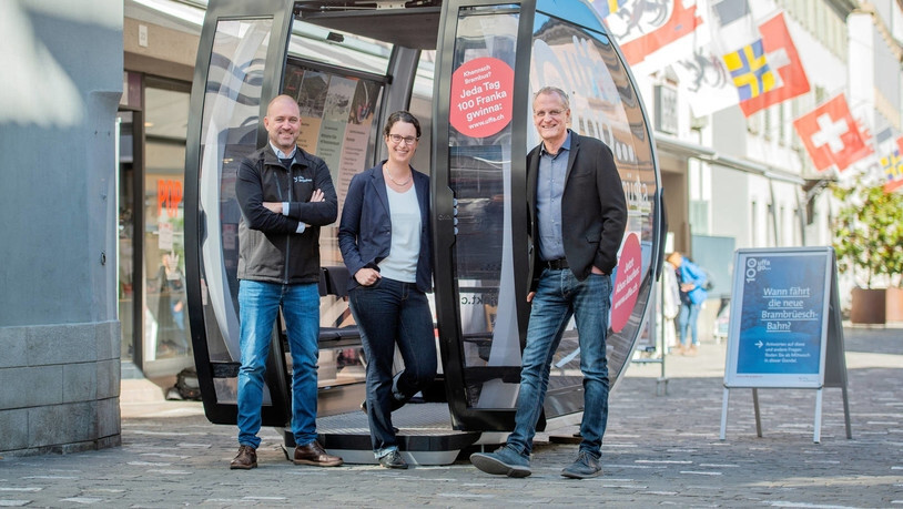 Ausstellungsstück: Die Projektverantwortlichen der Churer Bergbahnen, Patrick Arnet, Nina Vuillemin und Reto Küng (von links) posierten im September in der Churer Poststrasse mit einer Gondel der neuen Brambrüeschbahn.