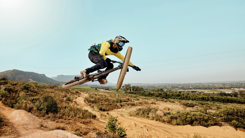 Downhill-Biken: Fullface-Helm und Goggle-Brillen gehören zur richtigen Ausrüstung dazu.