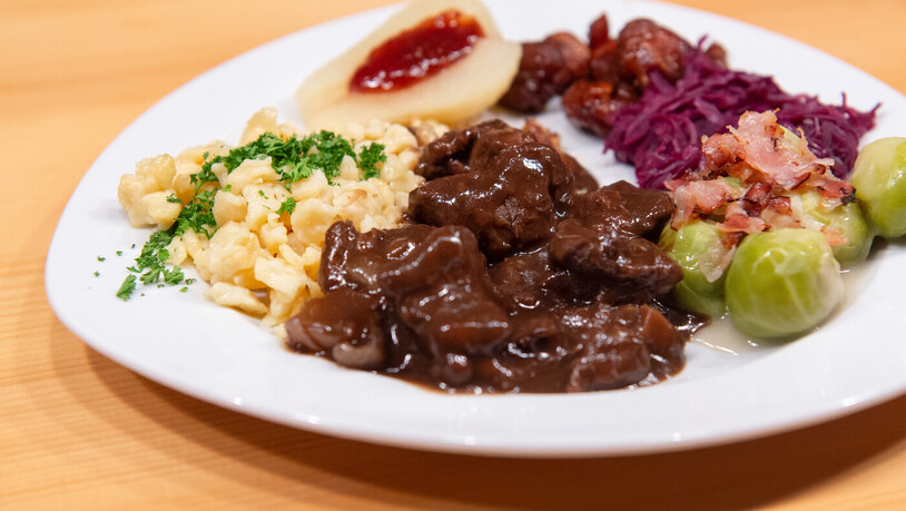 Hirschpfeffer, Spätzli, Rotkraut, Rosenkohl und Kastanien: Diese Zutaten machen ein Wildgericht komplett.