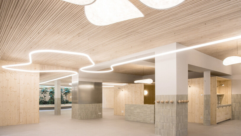 Ein moderner Umbau mit viel Holz: In den Räumlichkeiten der Davoser Bibliotheken steht künftig auch ein Lesecafé zur Verfügung.