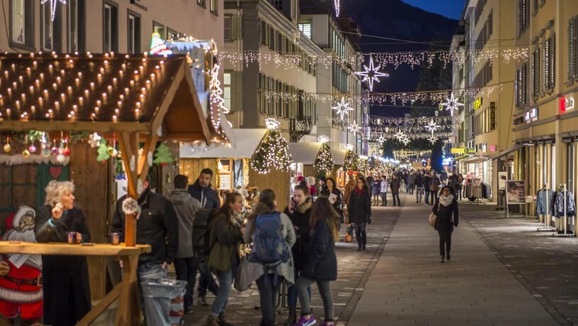 Der Churer Christkindlimarkt an der Poststrasse zog auch dieses Jahr wieder viele Leute an.