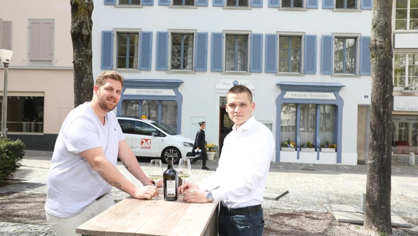 «Gas geben», lautet das Motto des Churer Unternehmers Toni Curdin Foppa und seinem Betriebsleiter Sascha Streule (links). Toni Foppa Churer Gastro- und Taxiunternehmer