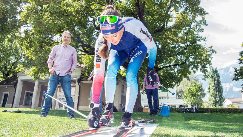Langlauf ohne Schnee: Selina Gasparin testet eine Kunstloipe auf der Quaderwiese in Chur. Selina Gasparin