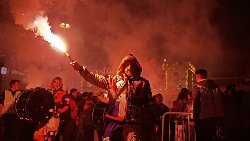 Die Glarner Fasnacht 2021 findet abgespeckt statt. Fasnacht, Glarus, Monsterkonzert, Sternenmarsch, Rathausplatz, Pyros