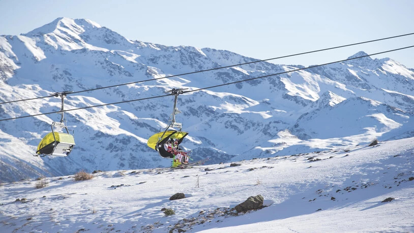 Wenn es nach den Nachbarländern der Schweiz geht, sollen diesen Winter keine touristische Reisen stattfinden. Sesselbahn Totalp Skigebiet Parsenn Davos Sessel Bergbahn Skifahren Winter