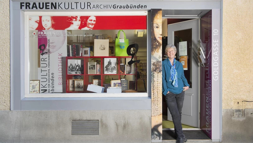 Dokumente von und über Frauen: Historikerin Silke Margherita Redolfi gewährt Einblick ins Frauenkulturarchiv Graubünden mit seinen vielen Schätzen. Silke Margherita Redolfi Frauenkulturarchiv Graubünden Chur Frauen Archiv