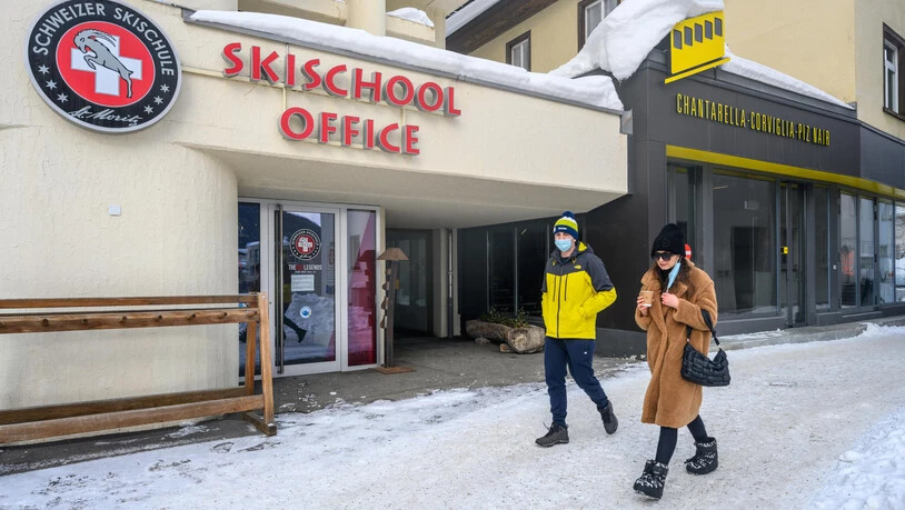 Passanten mit Schutzmasken vor der Skischule St.Moritz und der Chantarella Bahn, aufgenommen am Montag, 18. Januar 2021, in St. Moritz. Wie der Kanton Graubuenden mitteilt, wurden zwei Hotels wegen des mutierten Coronavirus unter Quarantaene gestellt. Mor SCHWEIZ CORONAVIRUS ST. MORITZ