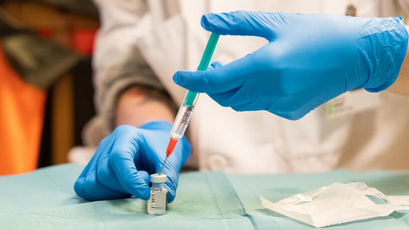 «Ich bin nicht geimpft. Bin mir auch noch nicht sicher, ob ich mich überhaupt impfen lassen will.» SUISSE CORONAVIRUS PC VACCINATION MOBILE